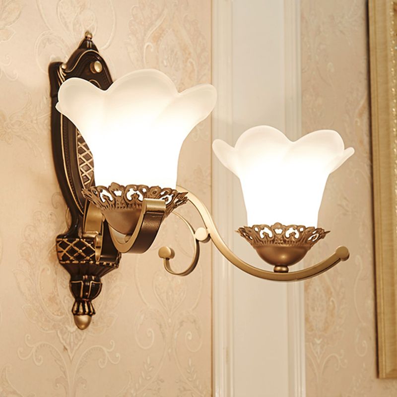 Luz de la pared del dormitorio de flores iluminación tradicional de montura de pared de latón de 2 cabezas con brazo curvo