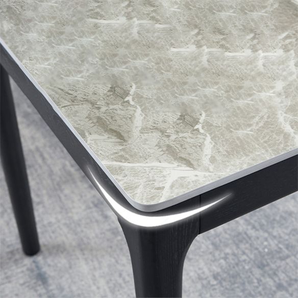 Esstisch im minimalistischen Stil mit Rechteckform -Tisch und gepolsterten Stühlen