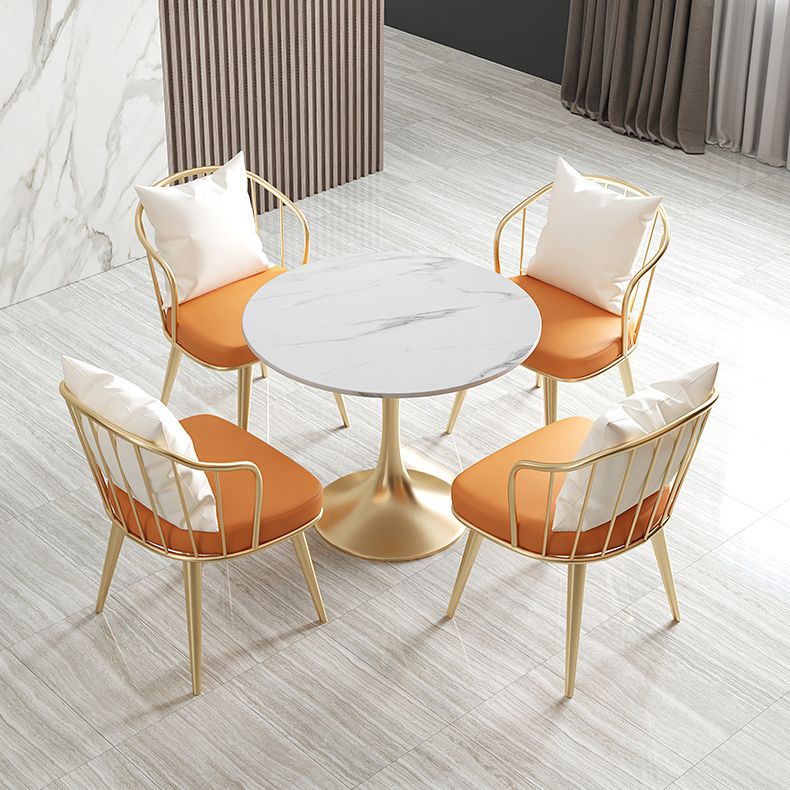Salle de salle à manger blanche en pierre glamour avec table ronde et meubles de table à manger de base en métal
