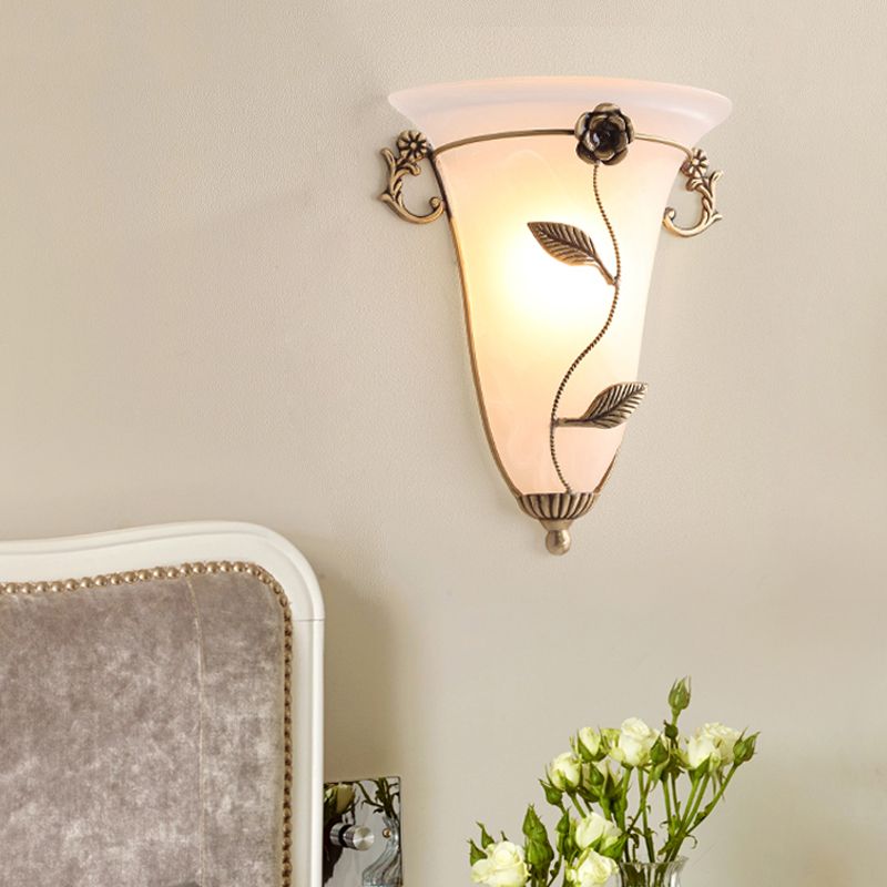 1 Glühbirnenkegelleuchte Lampe Tradition Opal Glaswandbeleuchtung in Messing mit Blume