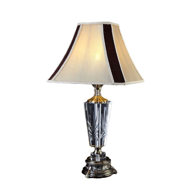 Fabric Bell tafellamp moderne beige bureaulamp met 1 kop en gebeeldhouwde bronzen metalen voet