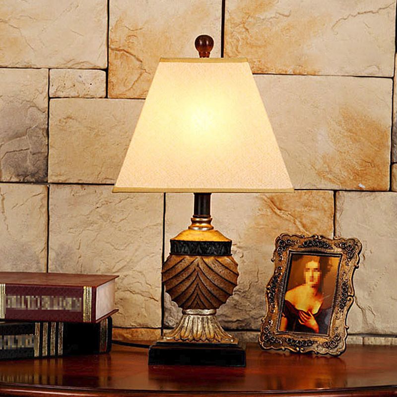 Lampe de table de base en forme d'urne 1 lampe de nuit en résine de tête en marron à l'ombre en tissu conique