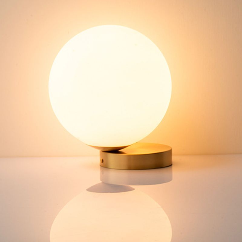 Moderne Goldmetall -Halbflush -Halterung hell weißer Globus Glasdecke Flush Mount für Schlafzimmer