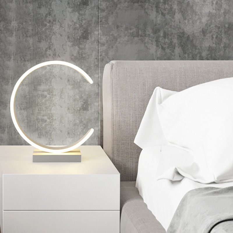 Lampada da tavolo a LED per camera da letto Minimalismo Lampada da comodino bianco/nero con paralume metallico a forma di C
