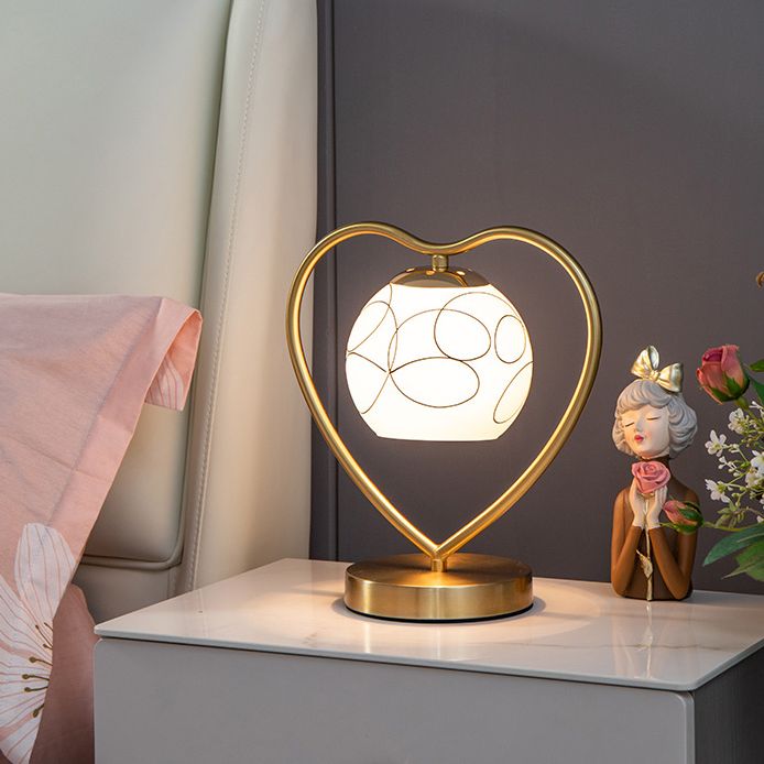 Simple amorevole tavolo a forma di cuore Light Metal 1-Bulb Lampada da lettura da comodino con cupola in vetro