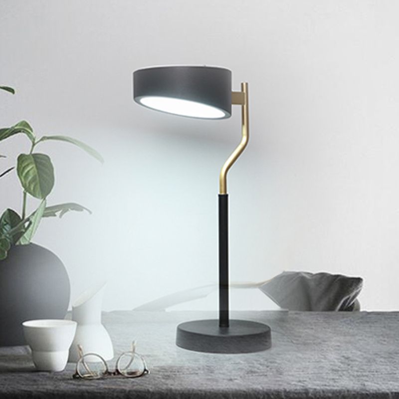 Geometrie -Tischlampe moderner Metall mit einem Lichttischlicht