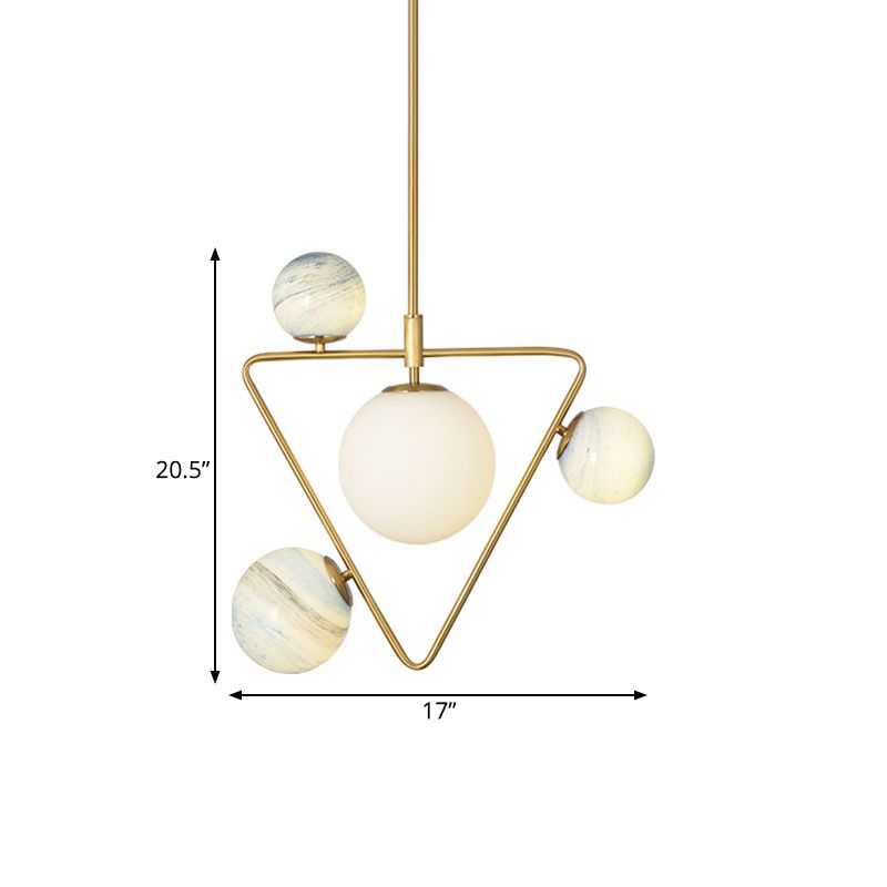 4-head Loft House Kroonluchter Mid Century Gold Pendant Lamp met driehoek ijzeren frame en Orb gekleurde glasschaduw