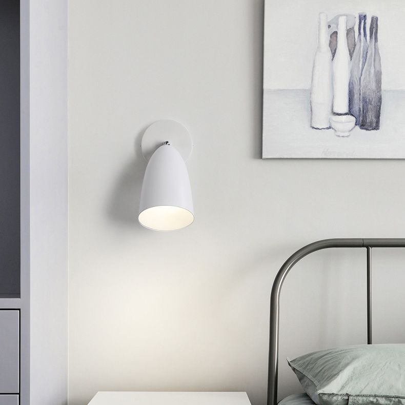 Lampada da parete a forma di cono in metallo, in stile contemporaneo montato da parete
