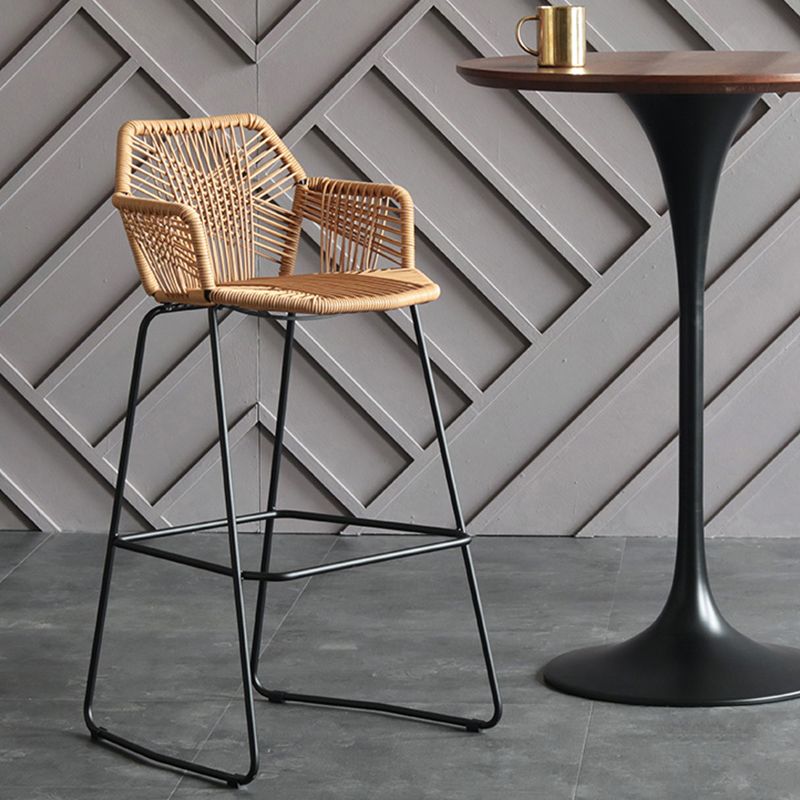Taburete de bar moderno, taburete de bar armado de plástico con reposapiés y respaldo