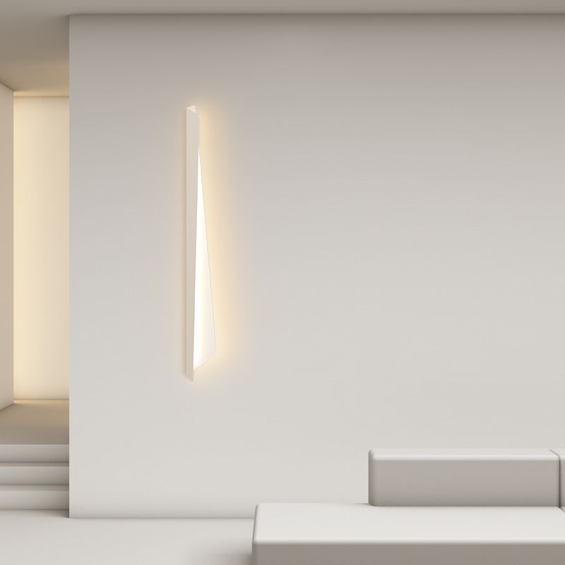 Linear Shape Metal Wall Light Modern Style Single Light Wall Sconce Light in White
