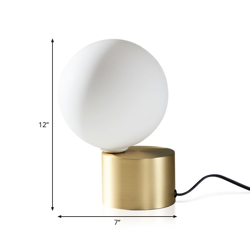 Lampada da tavolo postmoderna a 1 testa Mini lampada da comodino con sfera dorata con paralume in vetro bianco smerigliato