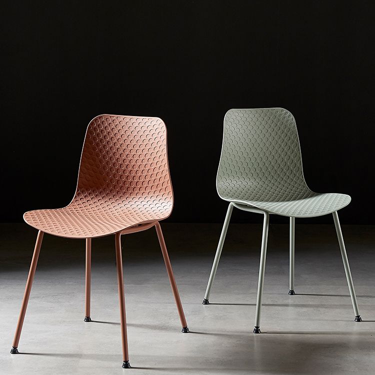 La salle à manger contemporaine en métal préside la chaise sans bras de salle à manger en plastique pour l'usage de restaurant