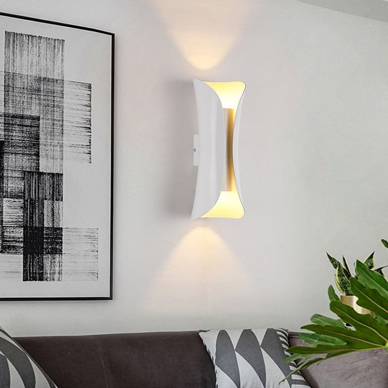 Curl Shape Wall Light Modern Style Metal 1 Light Sconce in Black/White