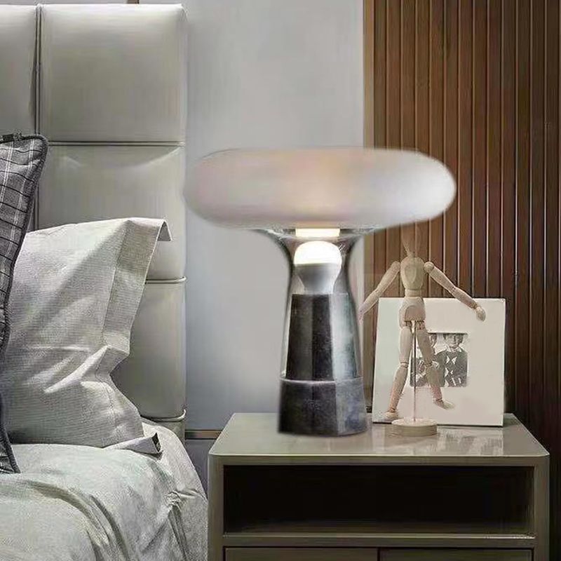 Luz de mesa cónica Mármol de estilo moderno 1 Bulbo de iluminación de mesita de noche blanca para la cama
