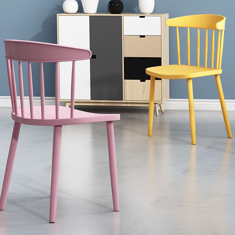 Silla lateral trasera Windsor colorida escandinava de plástico que cena la silla sin brazos