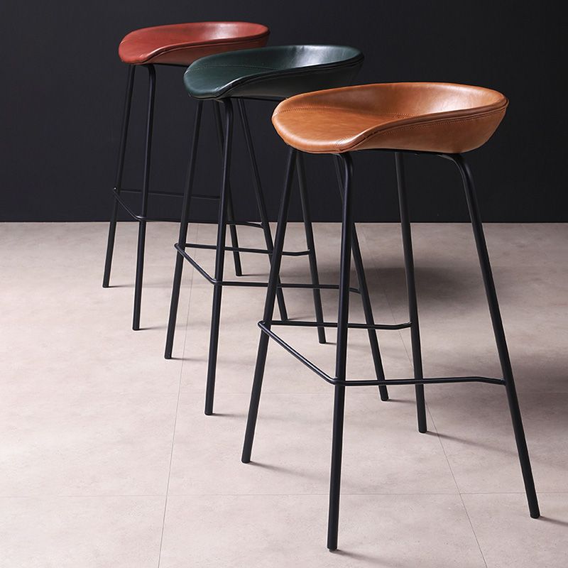 Barhocker aus Metall im Vintage-Stil mit niedriger Rückenlehne und Riemenpedal, 30-Zoll-Barhocker