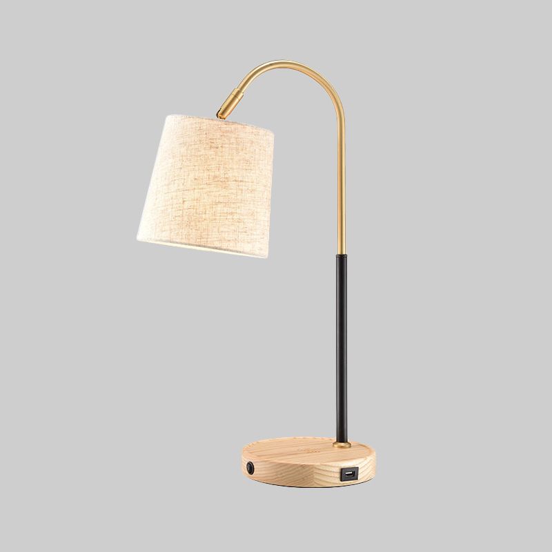 Tissu Barrel Desk Light moderne 1 ampoule rouge brun rouge / beige lampe de table de nuit beige avec bras en métal courbé