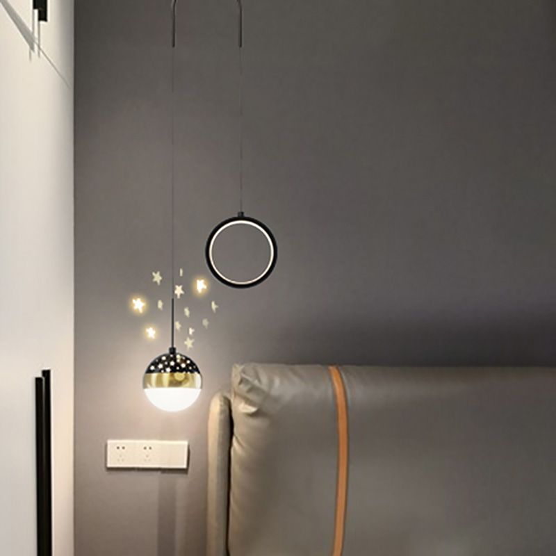 Ciondolo a ciondolo circolare e ascensore contemporaneo in nero per la sala da studio del bar