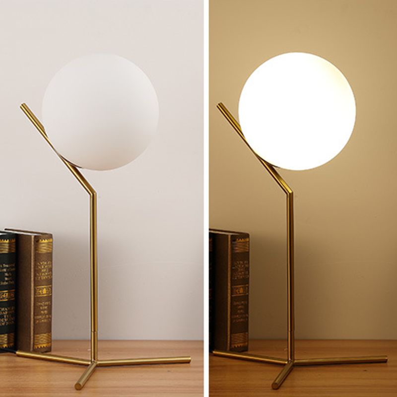 Lámpara de mesa de globo de vidrio blanco estilo Nordic Simplicity Fexting de iluminación de dormitorio en oro electrochado