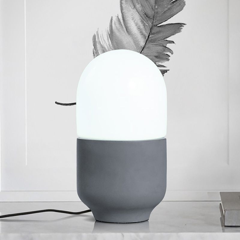 Zementkapselform kleiner Schreibtisch leichte minimalistische LED -Nachttischlampe in Grau mit weißem Glasschatten