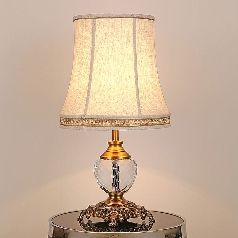 Bell Stofftischlampe moderne 1 Kopf Beige Schreibtisch hell, geschnitzte Bronze -Metall -Basis