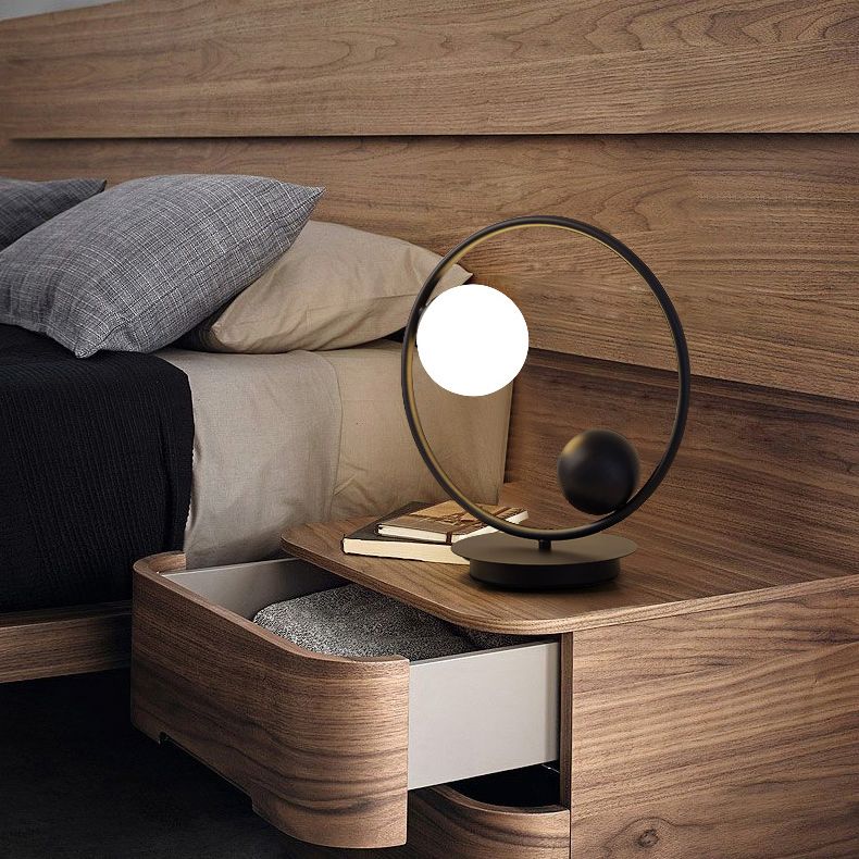 Lampada da tavolo decorativa per la casa in stile postmoderno in vetro opale con linee metalliche, lampada da comodino per camera da letto