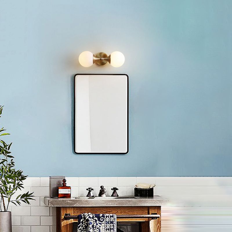 Eenvoudige stijl kogelwandlamp Ivoorglas 2-kop slaapkamer wandkandellicht in messing