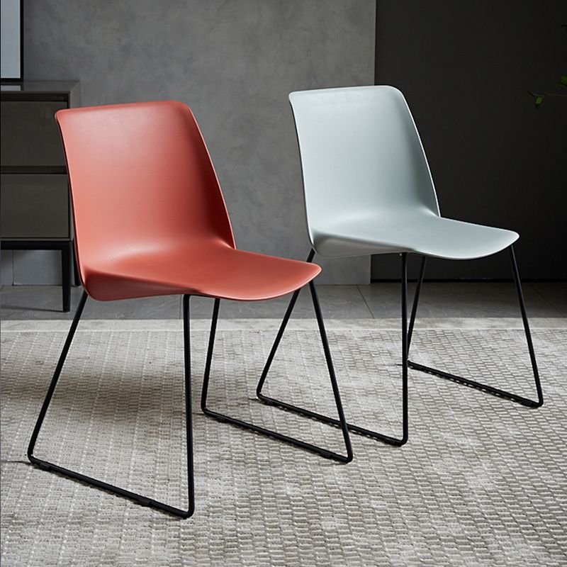 Silla de comedor sin brazo de plástico de estilo industrial