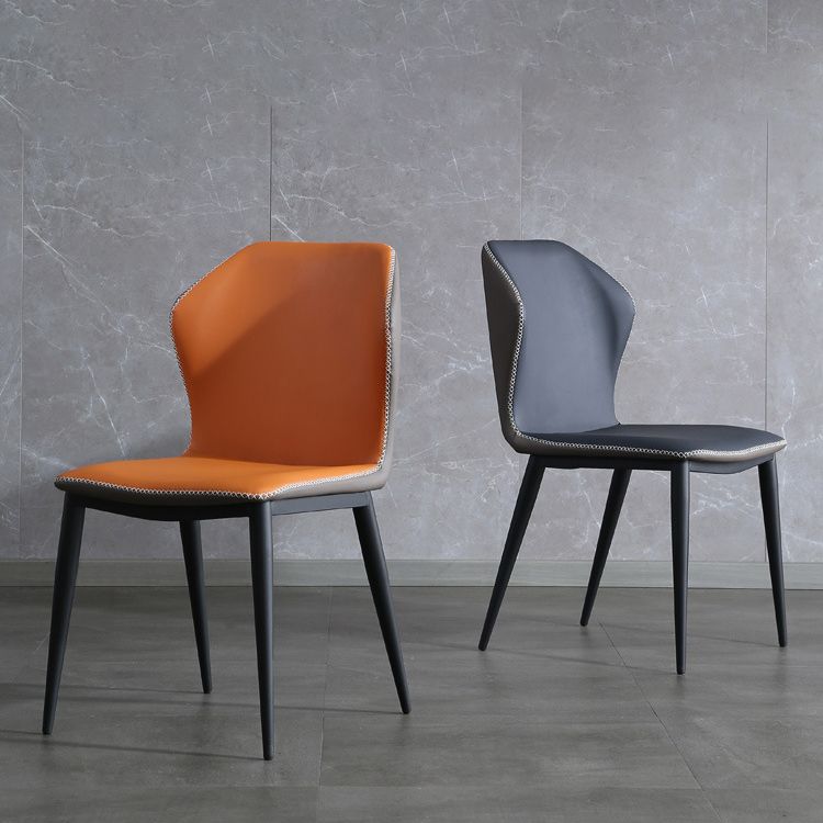 El lado moderno del comedor preside la silla sin brazos curvada cuero mate de Parsons del final