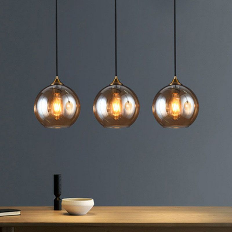 Postmoderne 3-Licht-Anhänger Antiquled Messing Globe Multiple Hanging Lamp mit Glasschatten
