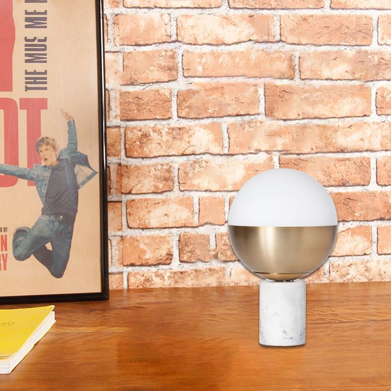 Lampada da tavolo da tavolo in ottone Orbita Modernismo Stile di vetro opale a 1 luce con base di marmo