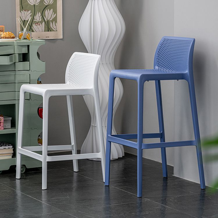 Contemporary Low Back Indoor Plastic Armless Bar Stool with Footrest