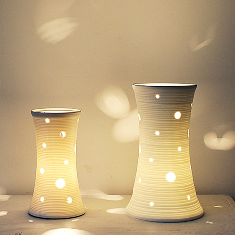 5,5 "/7" W Keramik weiße Nachttisch Leichte Vase LED Pastoral Night Tischlampe mit getrocknetem Blütendekoration