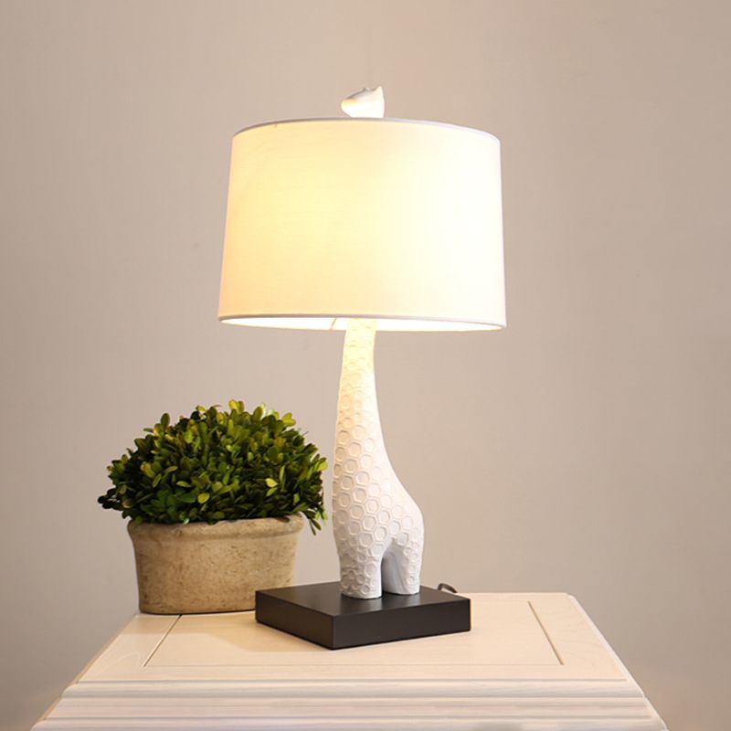 Weiße Single Drum Study Lampen Modernismus Stoff Lesen Lesen mit Giraffe -Basis für Schlafzimmer