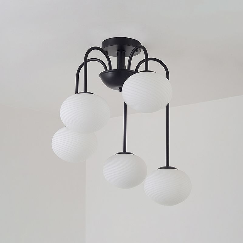 Luz de techo de 5 luces modernistas con tono de vidrio esmerilado Bola de acabado negro/blanco Luz de montaje de flush