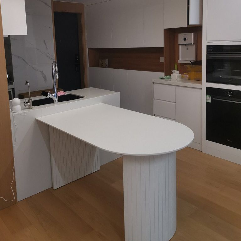 Mesa de comedor de piedra sinterizada contemporánea de metal para comedor para comedor y cocina