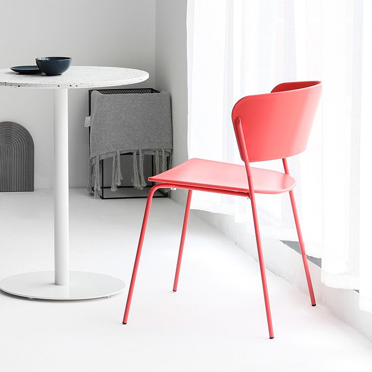 Binnen de stoelen voor de zijkant van de binnenkant van de binnenkant van de achterstoelen.