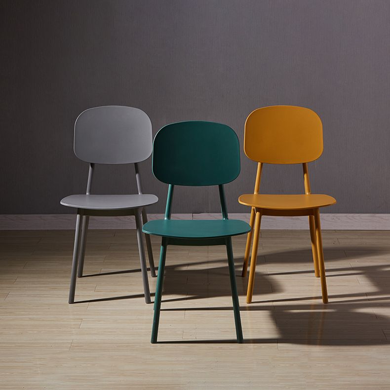 Chaise d'appoint en plastique de conférence scandinave, finition mate, chaise de salle à manger à dossier ouvert