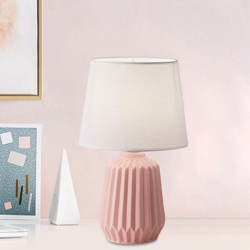 Lampada da scrivania conica in tessuto Simplicity Lampada da tavolo a 1 luce con base in ceramica in rosa per camera da letto