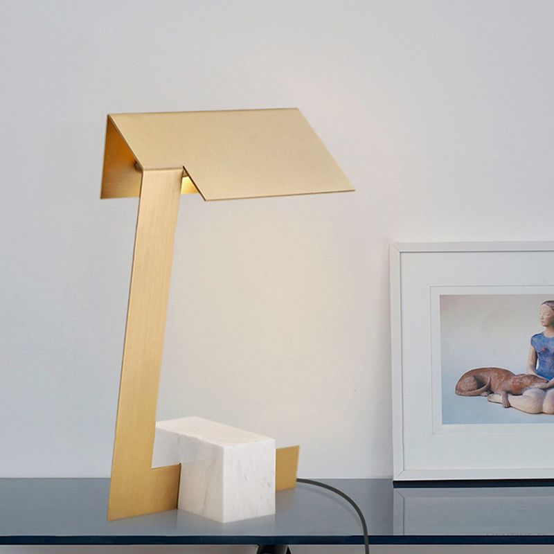 Lámpara de escritorio de metal triangular, lámpara de mesa moderna dorada con 1 bombilla y base de mármol rectangular blanca