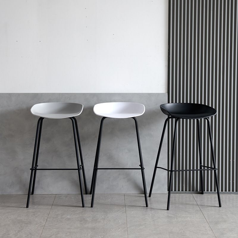 Taburetes de contraates de plástico de metal escandinavo taburetes de bar sin respaldo con asiento de cubo