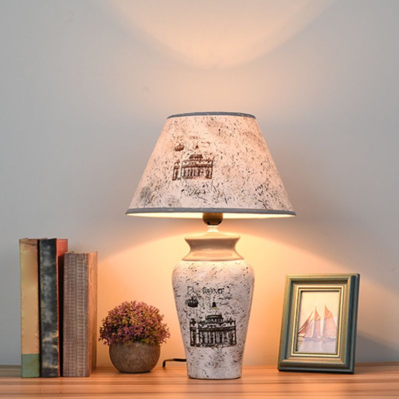 Lumière de nuit en vase gris simplicité de la lampe de bureau en porcelaine 1-Bulb avec ombre en papier conique
