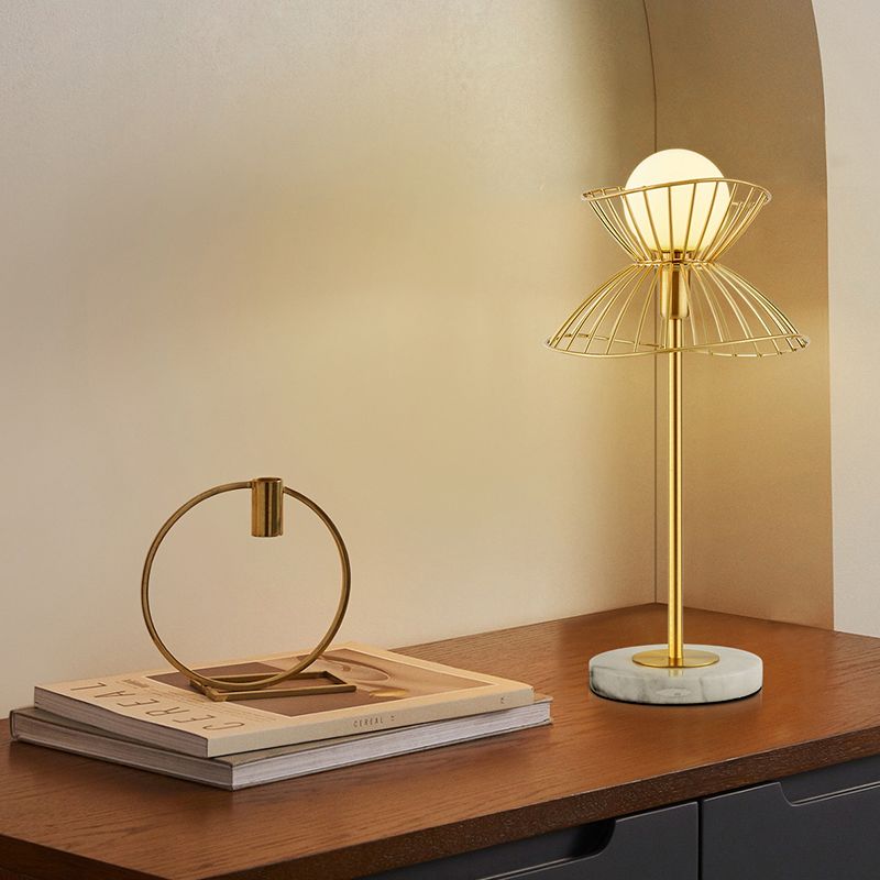 Globe Metal Night Table Light Moderniste 1 Bulbe Gold Trill Stand pour salle d'étude