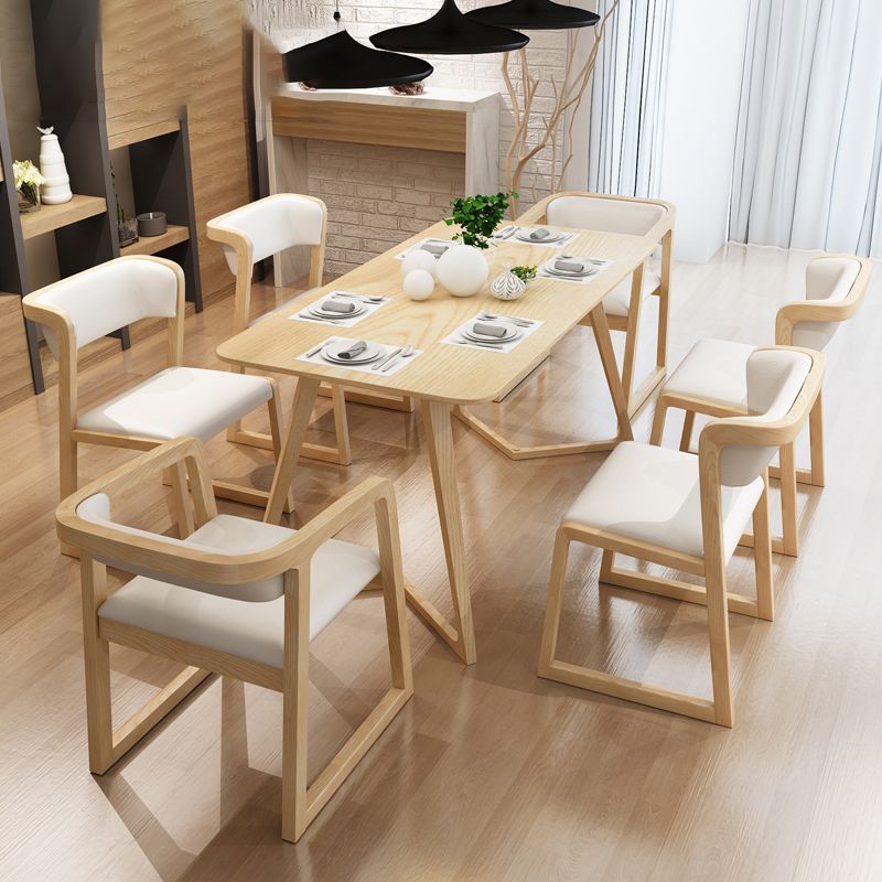 El brazo del estilo moderno que cena las sillas abre los sillones tapizados con la parte posterior con las piernas de madera