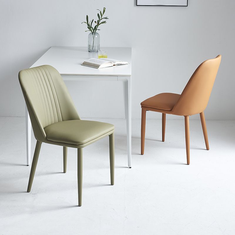 Silla lateral casera industrial Silla de comedor tapizada de metal con respaldo sólido