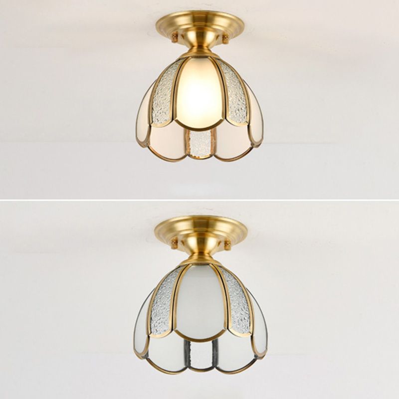 Montaje al ras del techo vidrio sombreado minimalista cerca del accesorio de iluminación de techo en latón