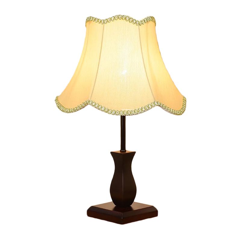 Single-bulp tafelverlichting land lambrisering bel-geschulpte stof nachtstandaardlamp in beige/bordeaux