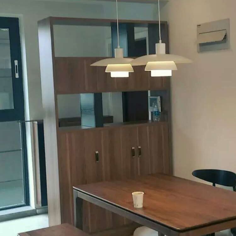 Simplicidad contemporánea Folletos de techo de granja con sombra metálica