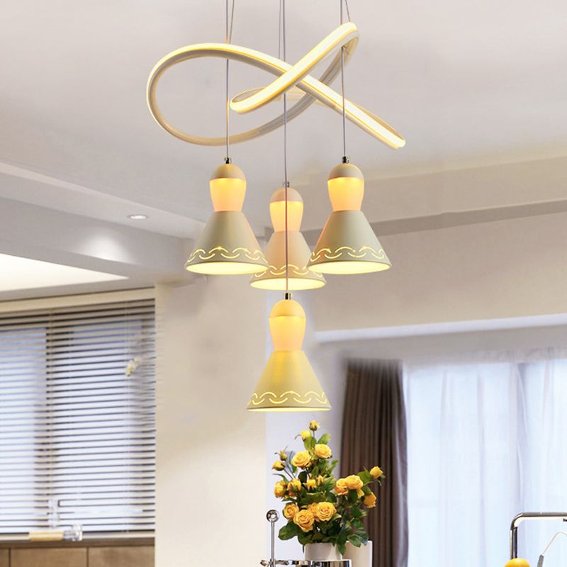 Acrylique Bell Cluster Pendant Light Modernisme 4 Heads Strip LED Suspension Lampe en blanc