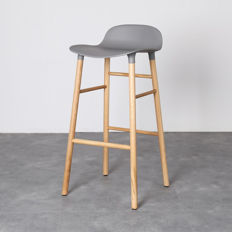 Taburete de bar interior de plástico sin brazos, moderno, con reposapiés y base de madera